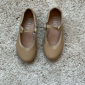 Girls Size 8W Bloch tap shoe - one shoe with small scuff  on toe snap & ribbon